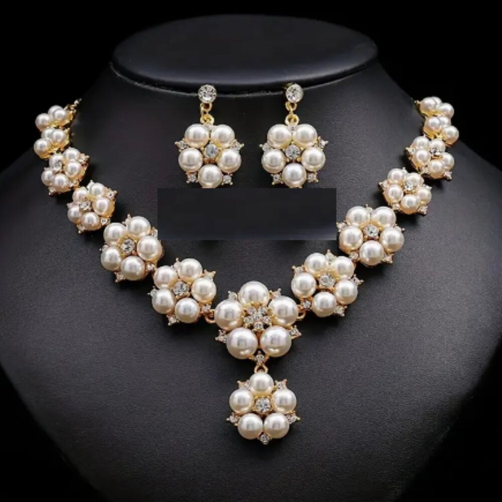 NEW Pearl Flower Necklace and Earrings Set